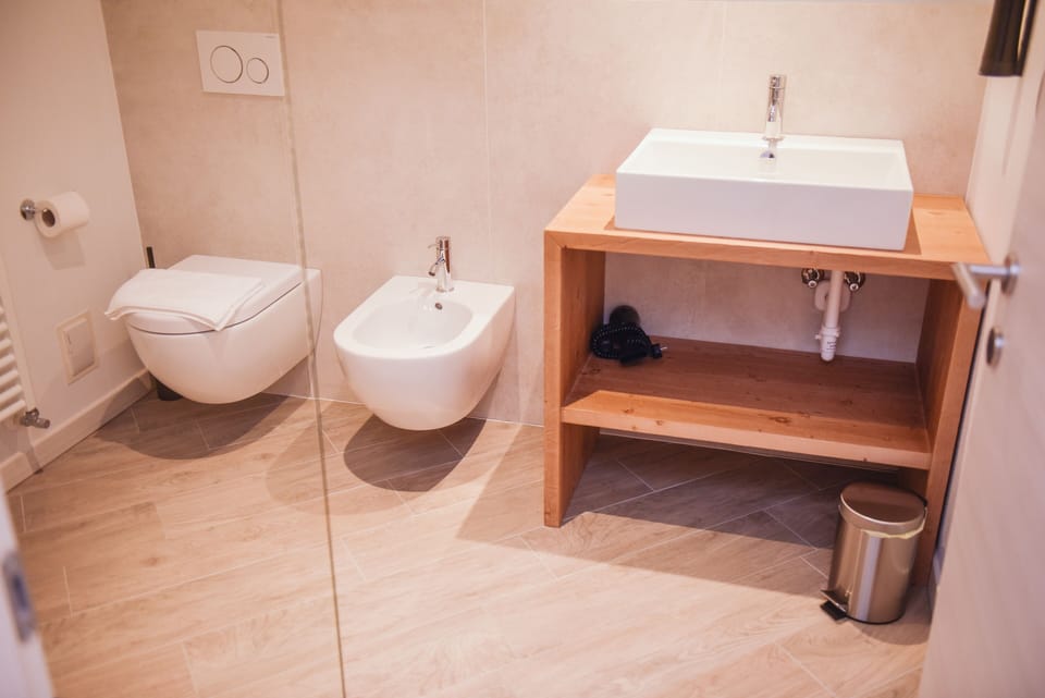 Family Room, Connecting Rooms | Bathroom | Free toiletries, hair dryer, bidet, towels