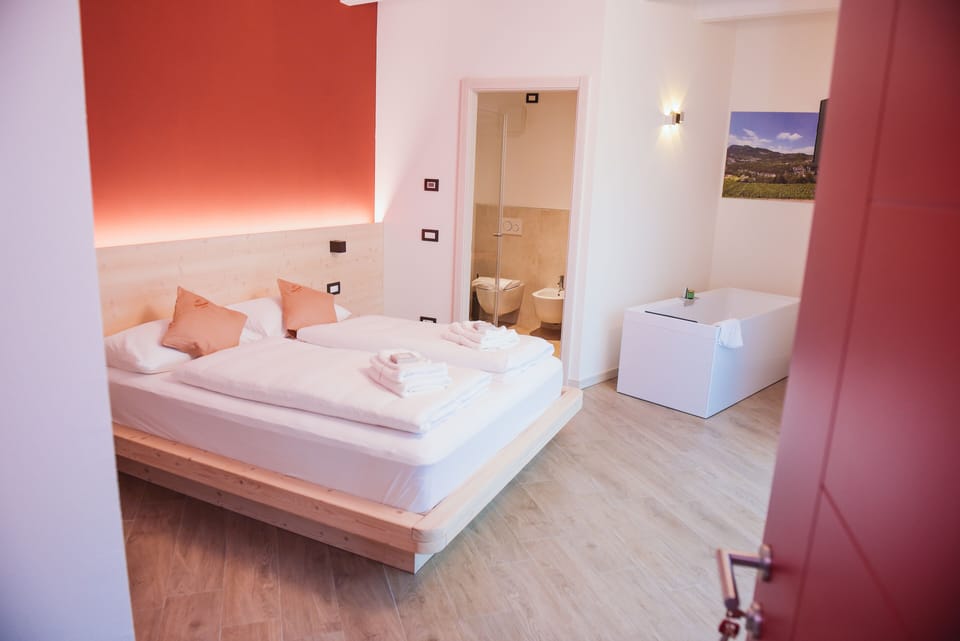 Deluxe Suite, 1 Queen Bed, Balcony, Mountain View | Blackout drapes, soundproofing, free WiFi, bed sheets