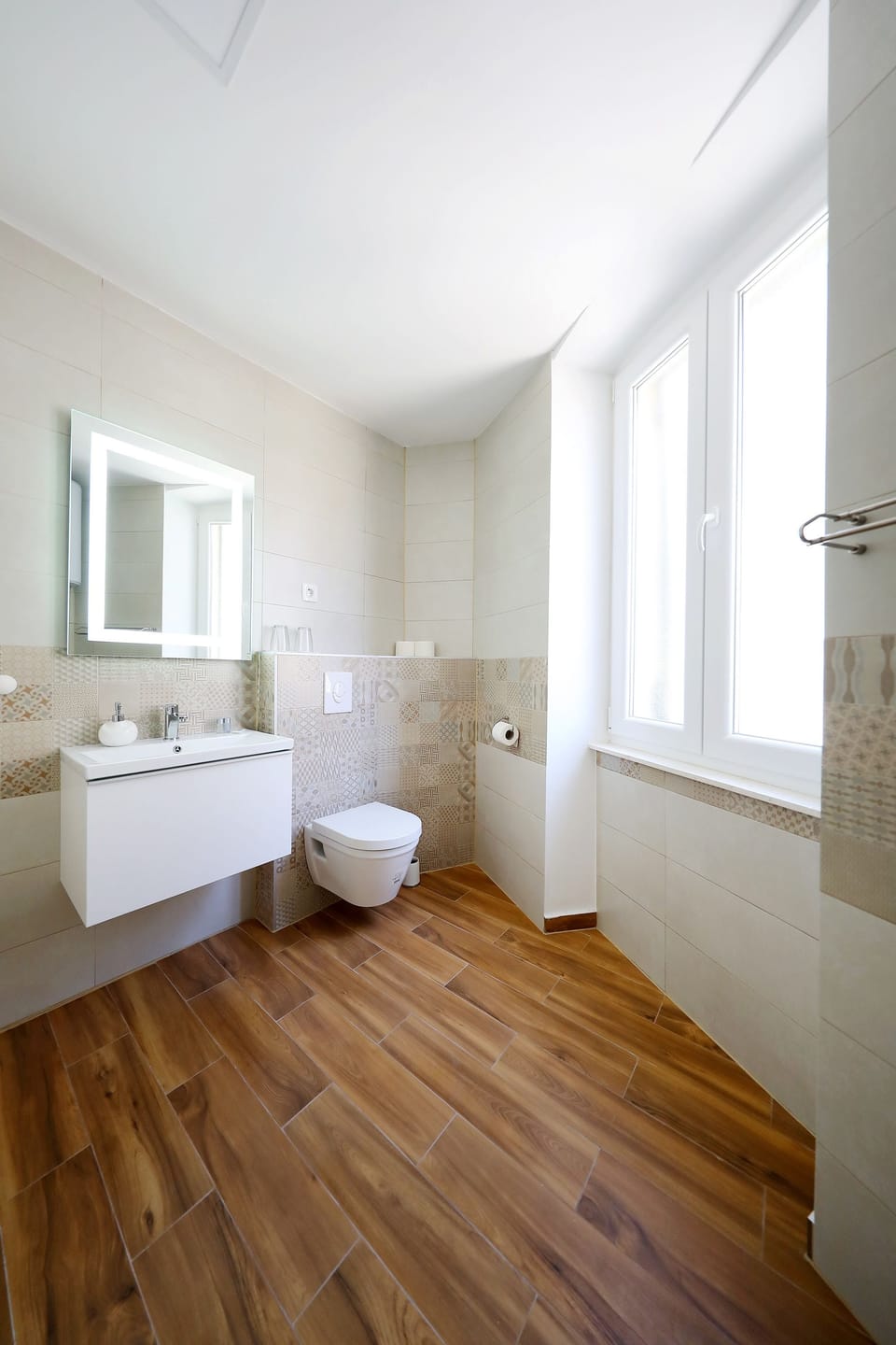 City Room | Bathroom | Shower, hair dryer, towels, soap