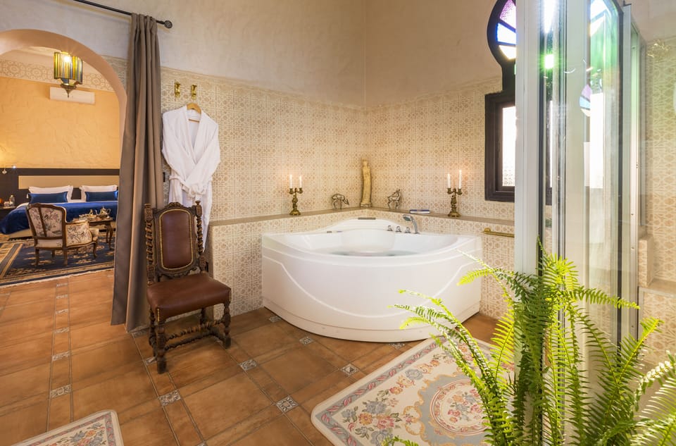 Suite Turquoise  Lit King Size / Jacuzzi + Balcon avec vue sur jardins | Bathroom | Free toiletries, hair dryer, towels, soap