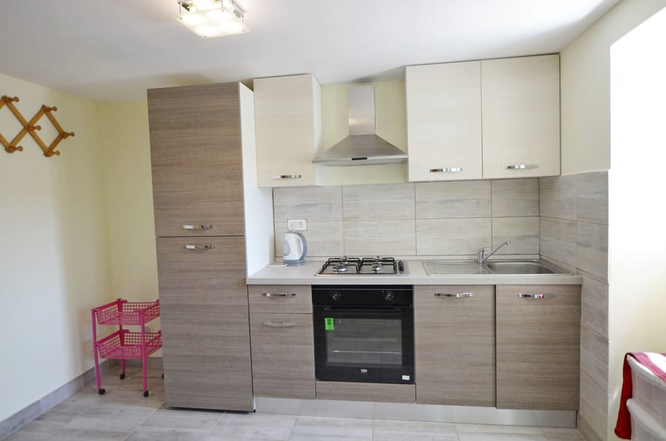 Private kitchen | Fridge, microwave, oven, stovetop