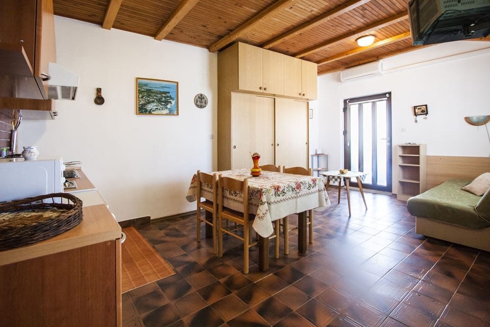 Private kitchen | Fridge, microwave, stovetop, espresso maker