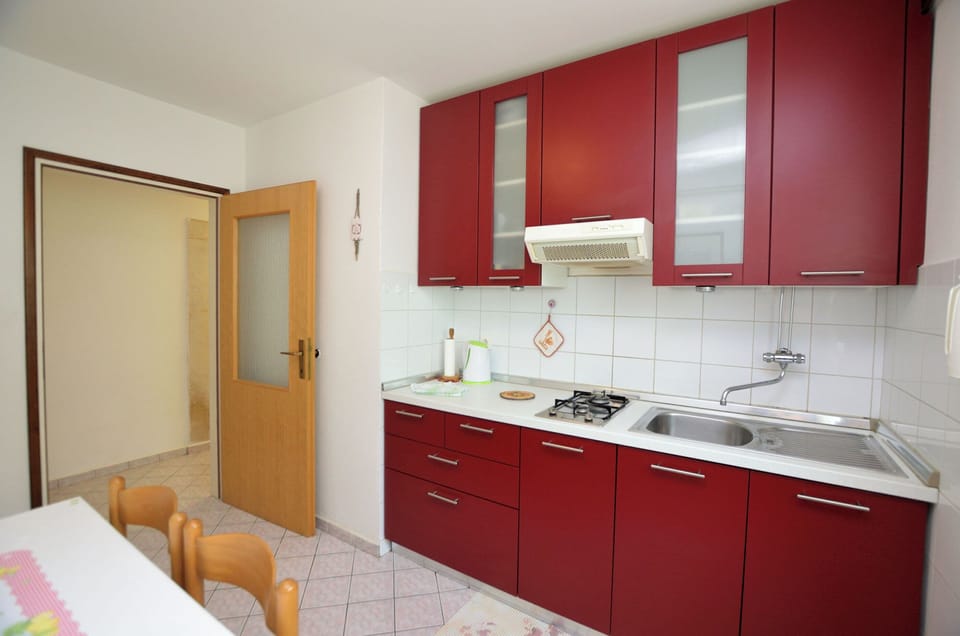 Apartment (A1) | Private kitchen | Espresso maker, fridge, oven, stovetop