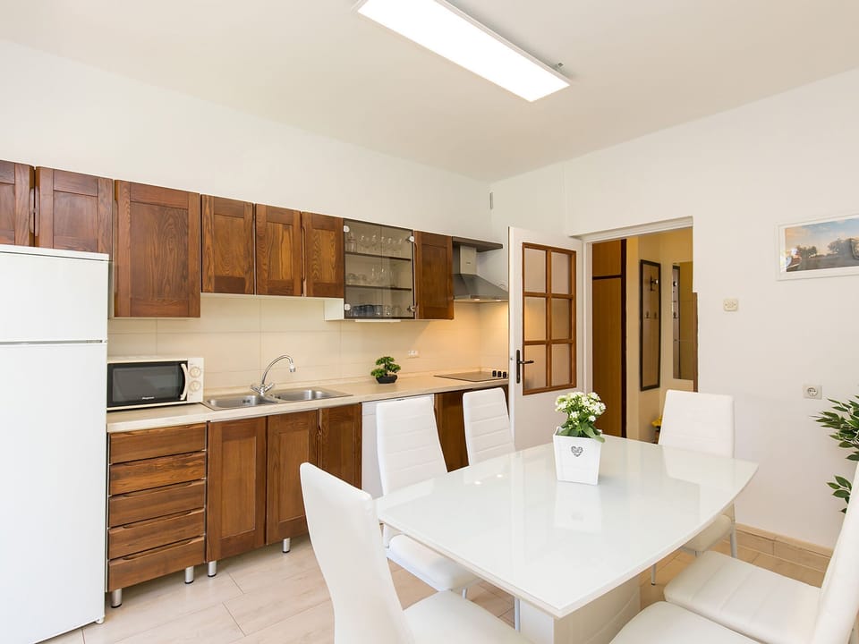 Private kitchen | Fridge, microwave, oven, stovetop