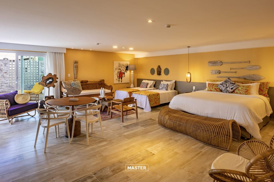 Master | Minibar, in-room safe, individually decorated, individually furnished
