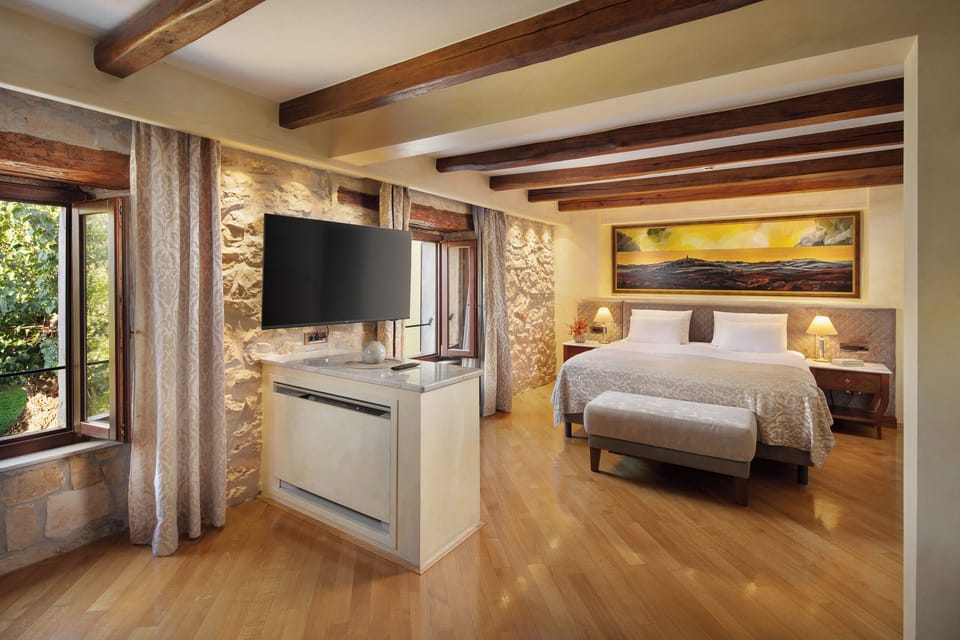 Junior suite Valle | Hypo-allergenic bedding available, memory foam beds, minibar