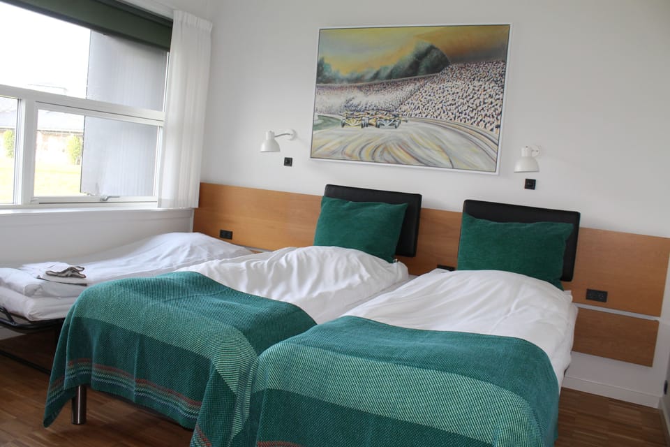 Hypo-allergenic bedding, in-room safe, desk, rollaway beds