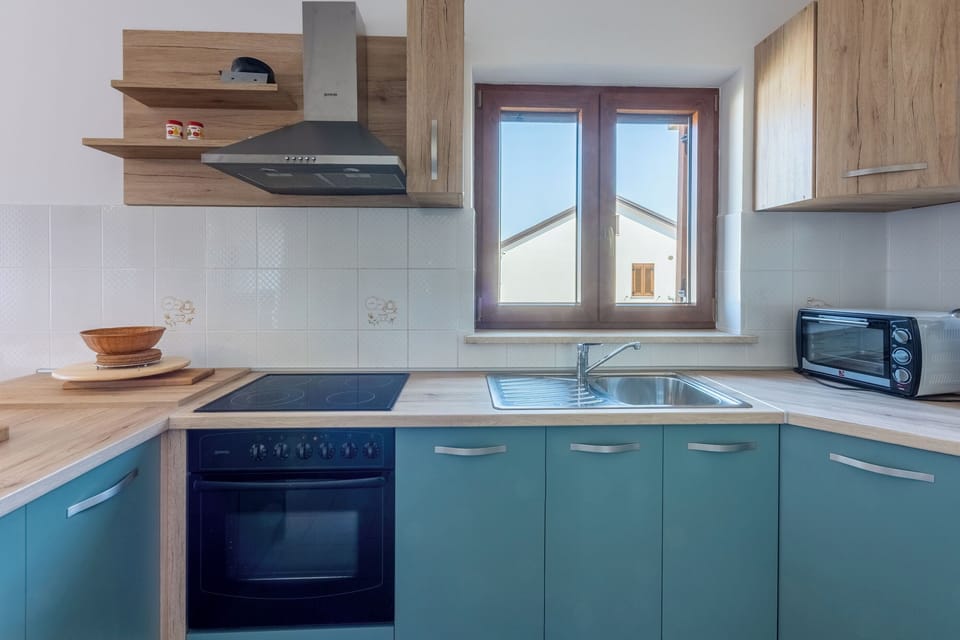 Apartment (A1) | Private kitchen | Fridge, microwave, oven, stovetop