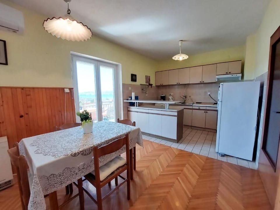 Apartment (A1) | Private kitchen | Fridge, oven, stovetop, dishwasher