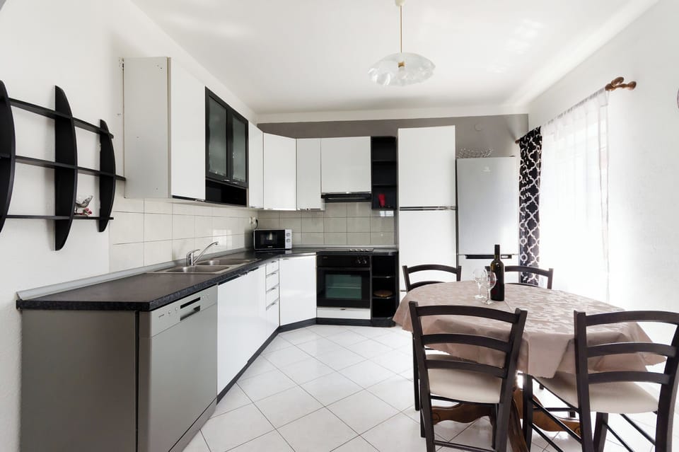 Apartment (A1) | Private kitchen | Fridge, microwave, oven, stovetop