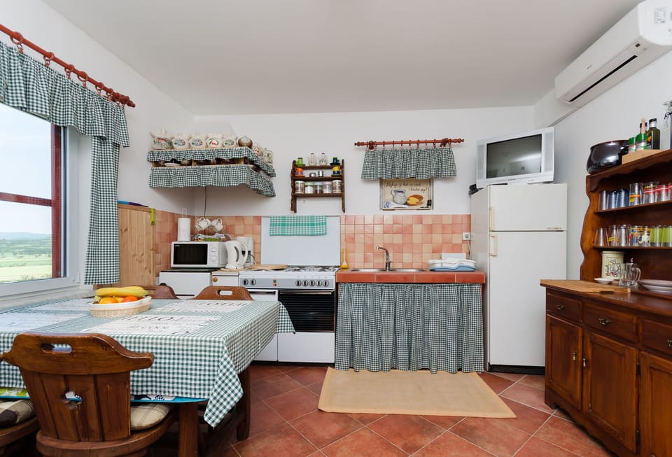 Private kitchen | Fridge, oven, stovetop, espresso maker