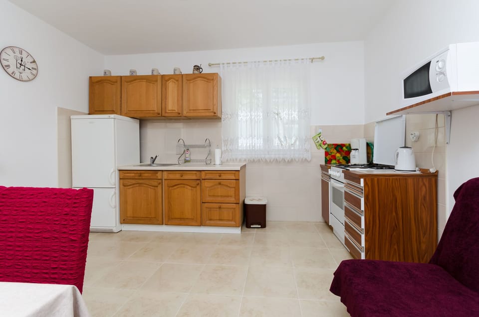 Private kitchen | Fridge, microwave, oven, stovetop