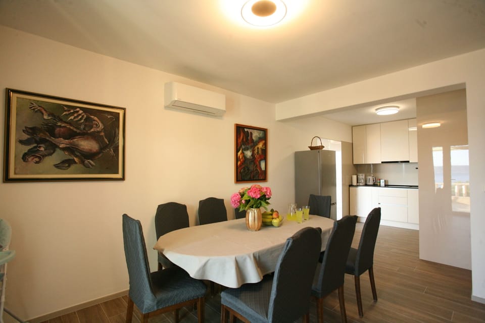Villa | Dining