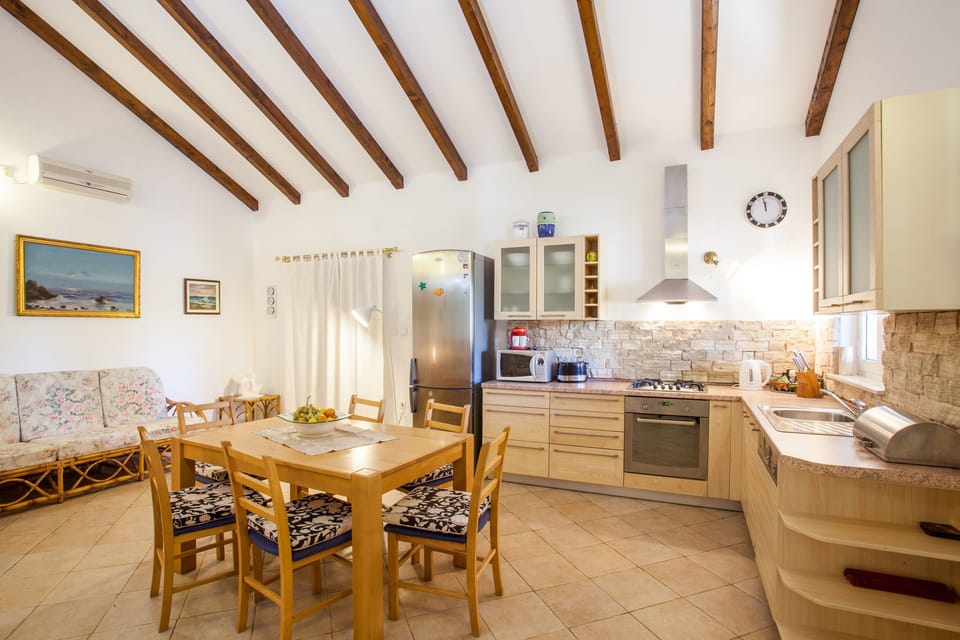 Private kitchen | Fridge, microwave, oven, stovetop