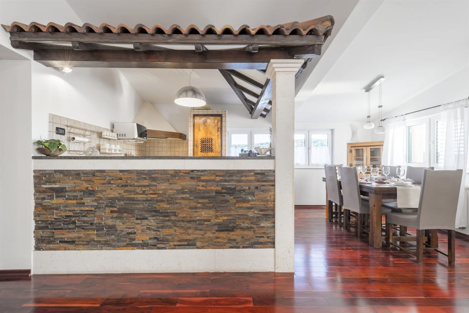 Private kitchen | Fridge, microwave, oven, stovetop