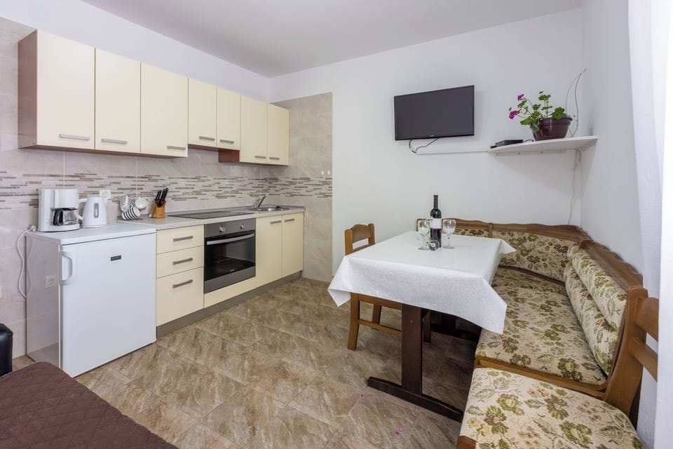 Apartment (A1) | Private kitchen | Fridge, oven, stovetop, espresso maker