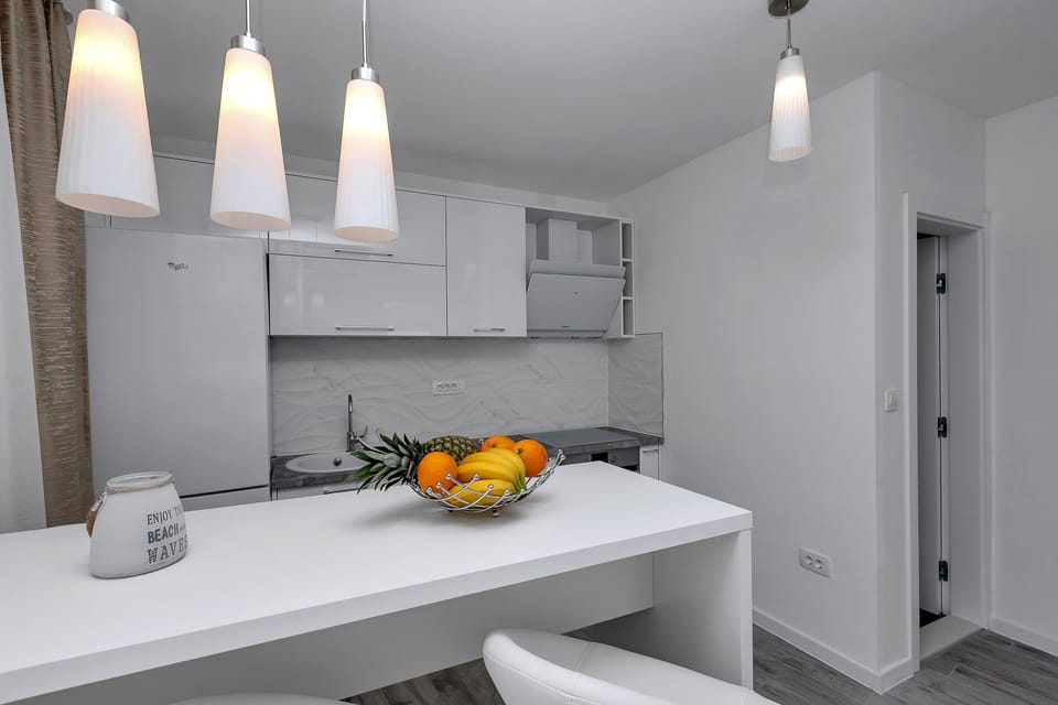 Private kitchen | Fridge, microwave, oven, stovetop