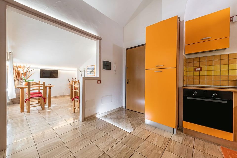 Full-size fridge, microwave, stovetop, cookware/dishes/utensils