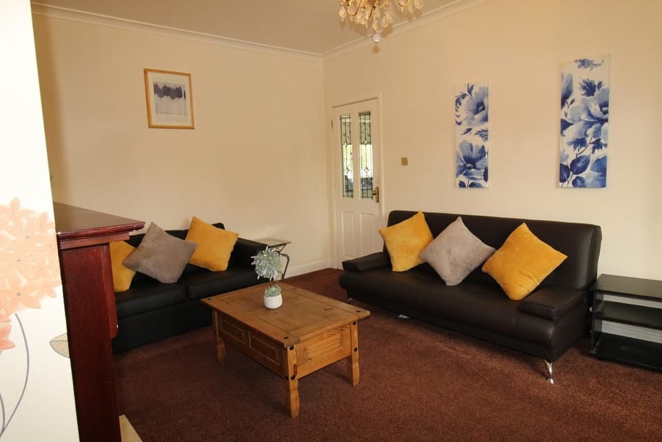 Comfort House, 5 Bedrooms | Living room | Flat-screen TV