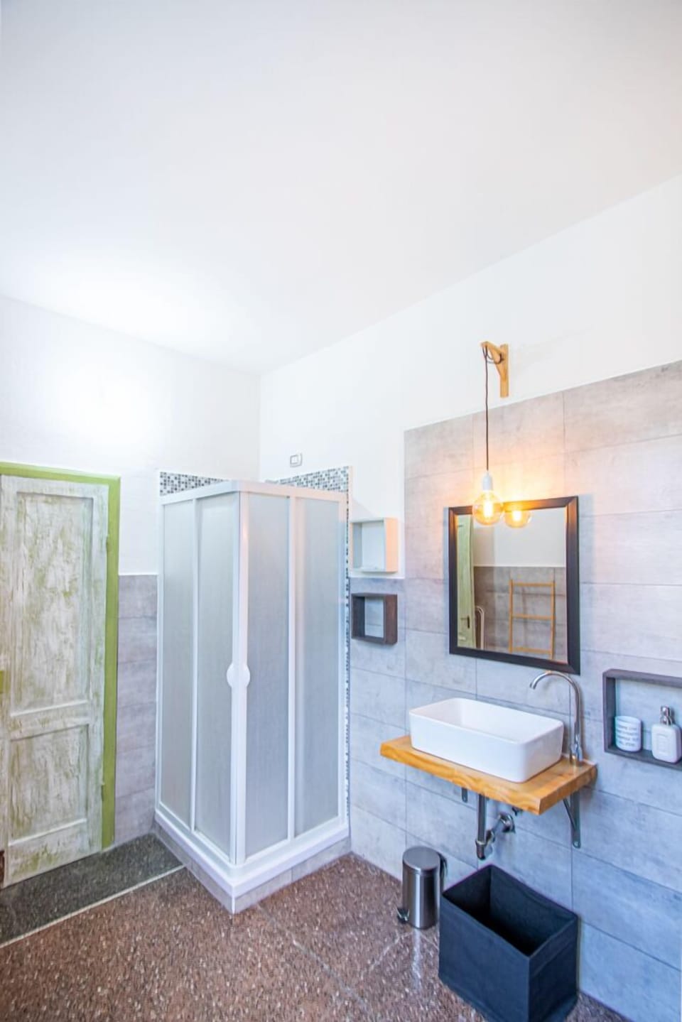 Comfort Room, Balcony (King) | Bathroom | Shower, free toiletries, hair dryer, bathrobes