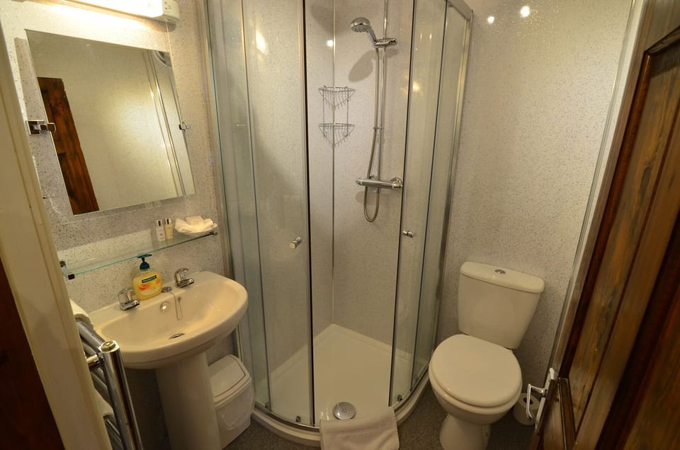 Double Room, Ensuite, Ground Floor | Iron/ironing board (on request), WiFi (free), bed sheets
