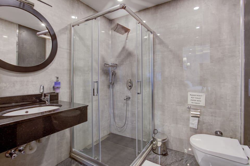 Standard Double Room with Partial Sea View | Bathroom | Shower, rainfall showerhead, hair dryer, towels