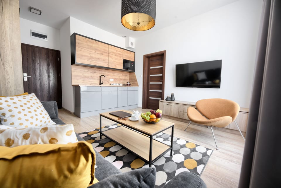 1 bedroom, individually decorated, individually furnished, desk