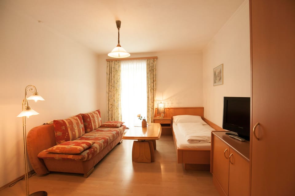 Classic Single Room | Desk, soundproofing, rollaway beds, free WiFi
