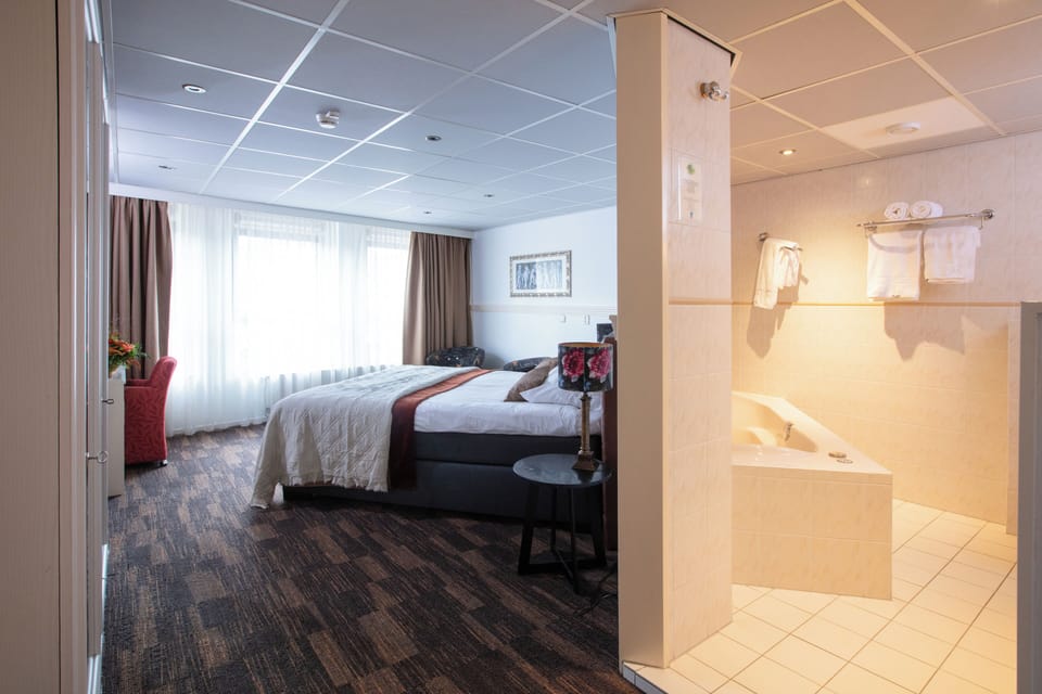 Junior Suite | Minibar, in-room safe, desk, iron/ironing board