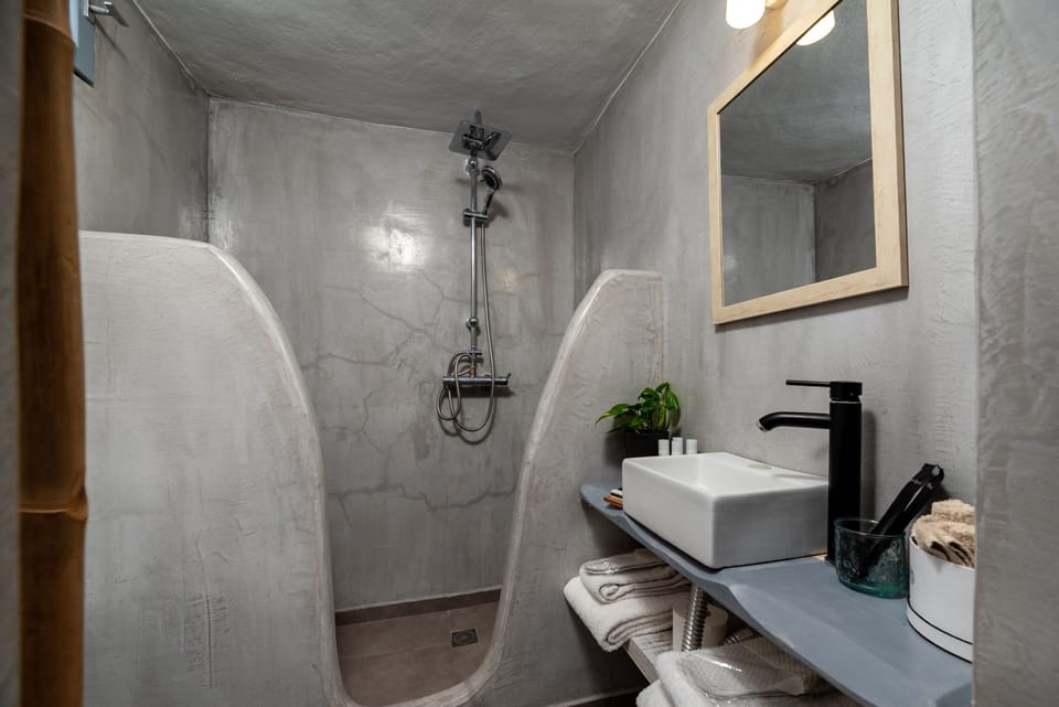 Superior Double Room | Bathroom | Shower, rainfall showerhead, free toiletries, hair dryer