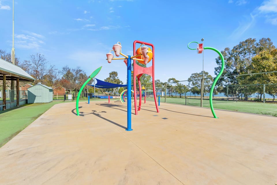 Lake Hume Holiday Park Campground/ 
RV Resort in New South Wales