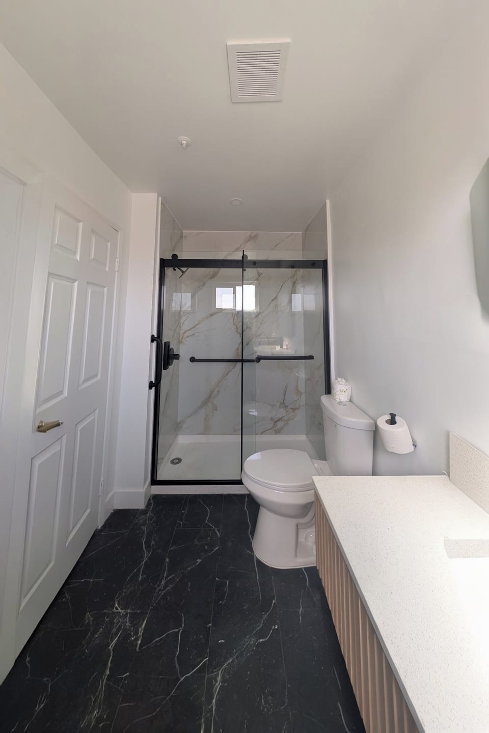 King Suite Non-Smoking | Bathroom | Combined shower/tub, towels