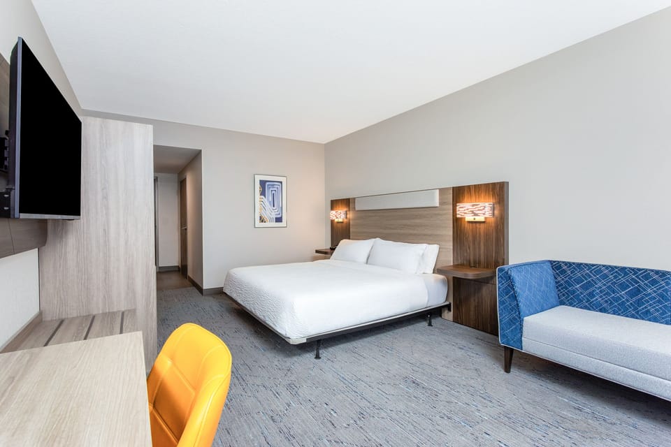 Standard Room, 1 King Bed, Mobility Accessible, Non Smoking (Communications) | Hypo-allergenic bedding, desk, laptop workspace, iron/ironing board