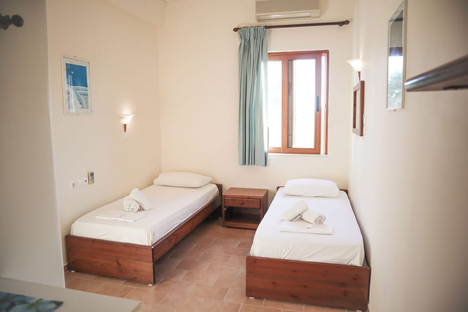 Standard Room, Ensuite | Blackout drapes, free WiFi, bed sheets