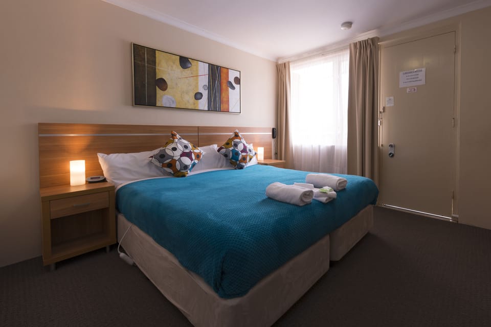 King Room | Premium bedding, desk, iron/ironing board, WiFi (free)