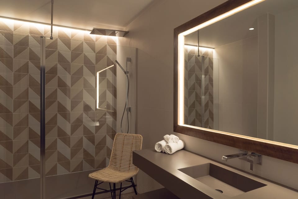 Superior Double Room | Bathroom | Free toiletries, hair dryer, bathrobes, slippers