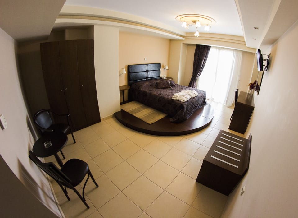 Suite | Minibar, desk, soundproofing, free cribs/infant beds
