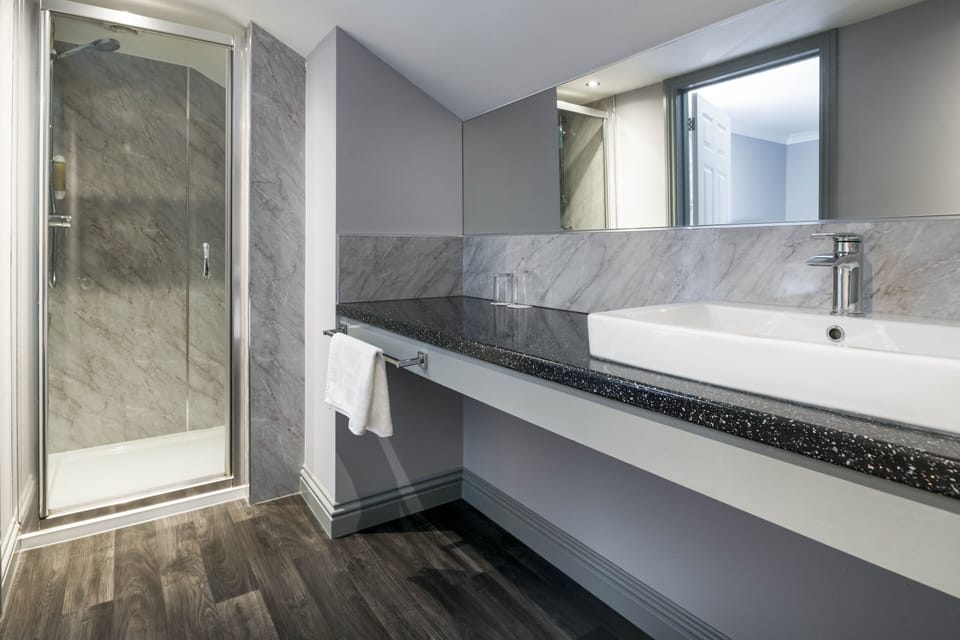Superior Triple Room | Bathroom | Hair dryer, towels, shampoo, toilet paper