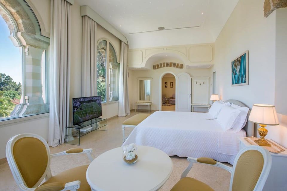 Suite Deluxe | Premium bedding, minibar, in-room safe, desk