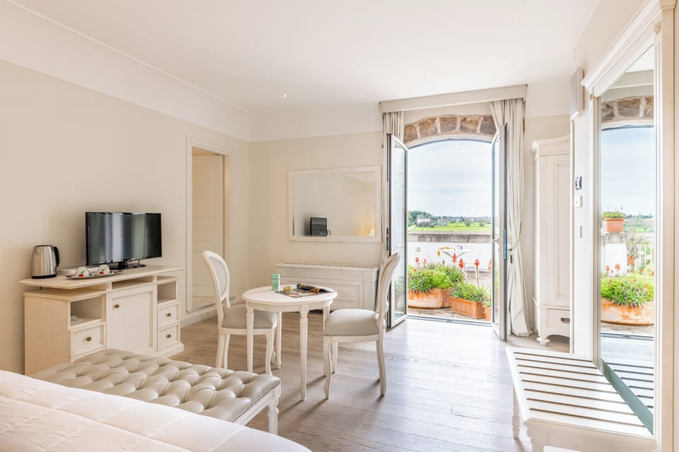 Deluxe Double Room | Premium bedding, minibar, in-room safe, desk