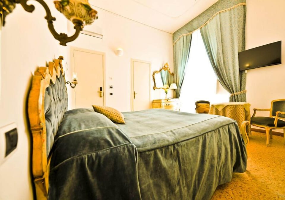 Superior Double Room | In-room safe, desk, iron/ironing board, free WiFi