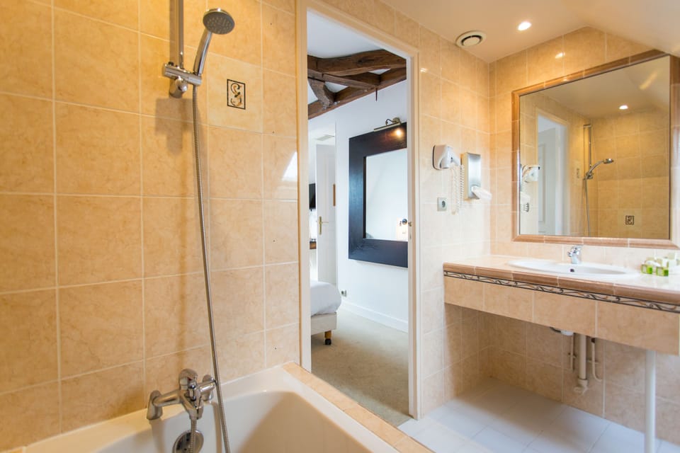 Classic Triple Room | Bathroom | Designer toiletries, hair dryer, bathrobes, towels