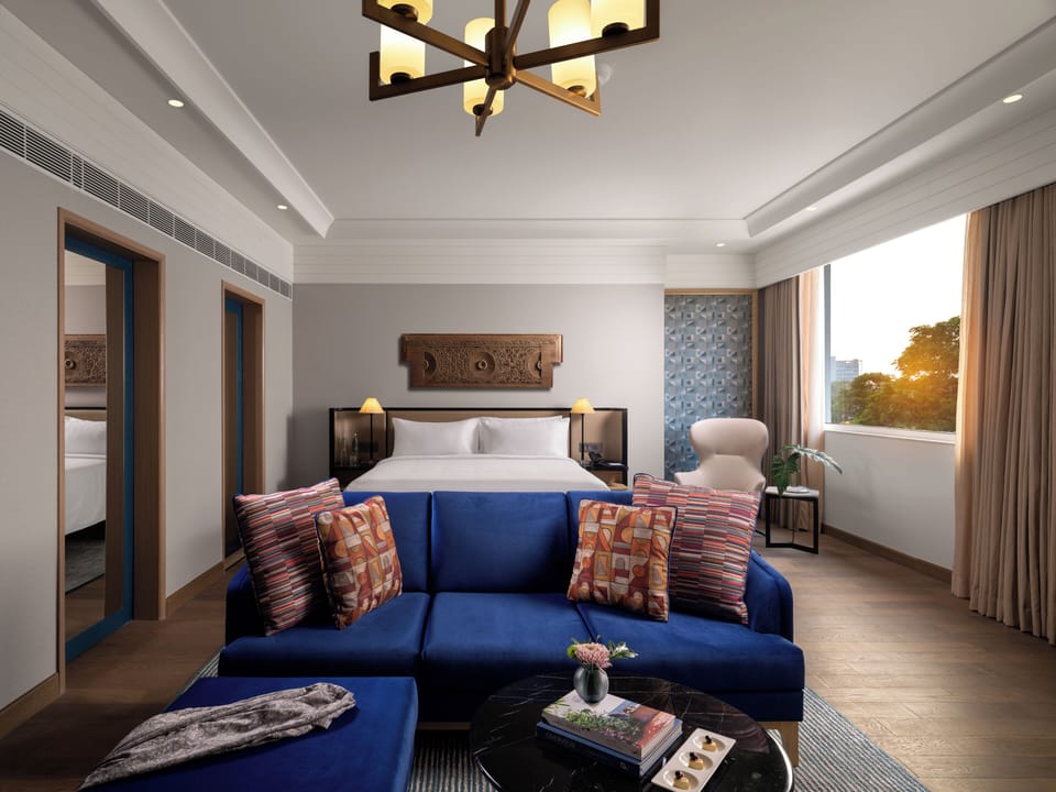 SUPERIOR SUITE WITH 1 KING BED - LOUNGE ACCESS WITH COCKTAIL HOURS & ONE WAY AIRPORT TRANSFER | Premium bedding, minibar, in-room safe, individually furnished