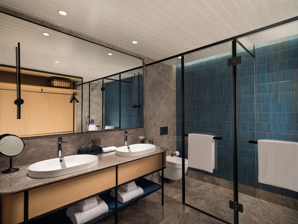 PRESIDENTIAL SUITE WITH 1 KING BED - LOUNGE ACCESS WITH COCKTAIL HOURS & ONE WAY AIRPORT TRANS | Bathroom | Eco-friendly toiletries, hair dryer, bathrobes, slippers