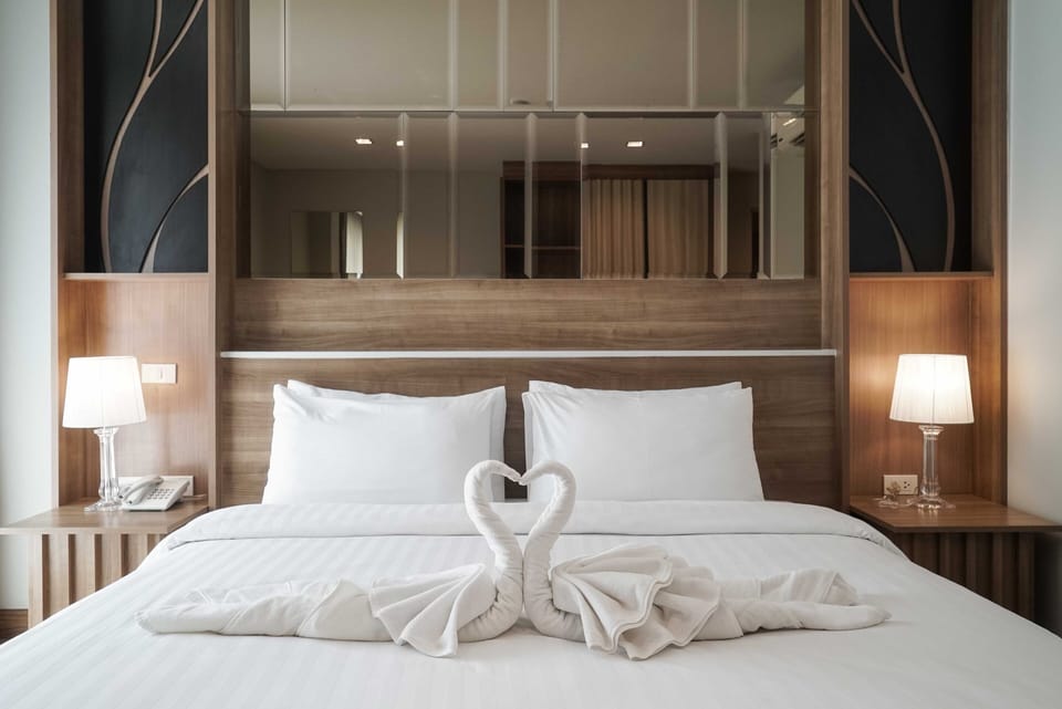 1 King Bed Street View | 1 bedroom, premium bedding, minibar, in-room safe