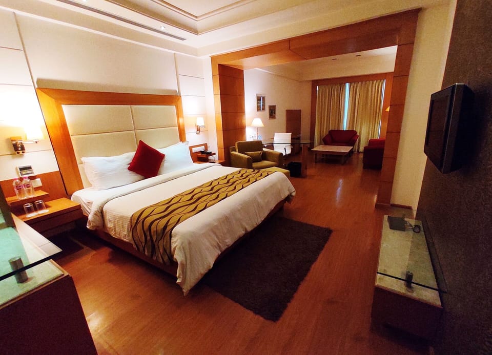 Deluxe Double Room, 1 King Bed | In-room safe, desk, soundproofing, iron/ironing board