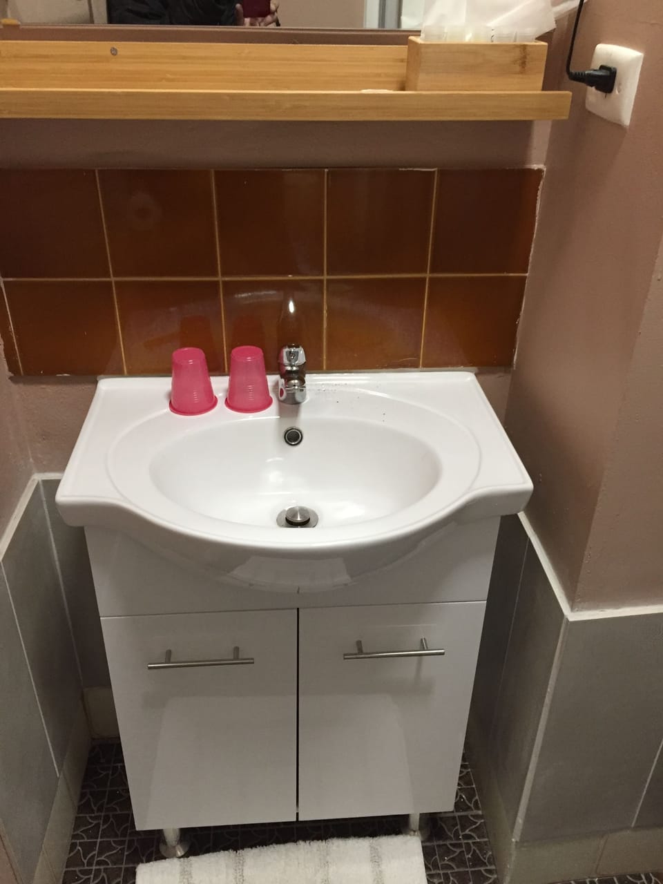 Shower, rainfall showerhead, free toiletries, hair dryer