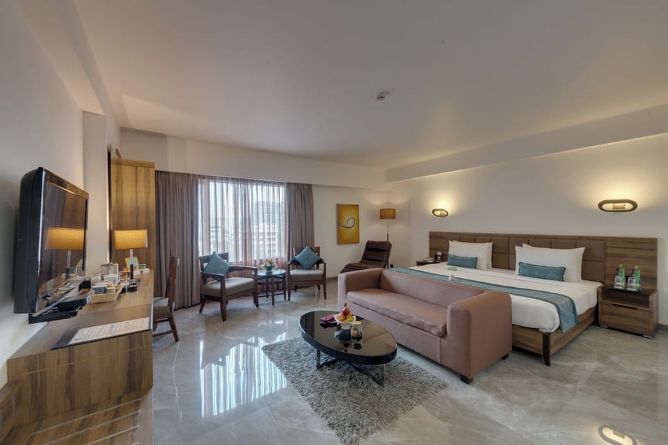 Executive Suite, 1 King Bed | Premium bedding, pillowtop beds, minibar, in-room safe