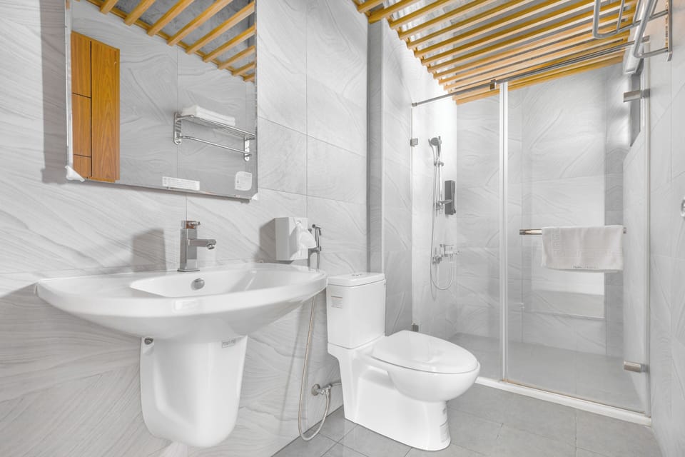 Shower, rainfall showerhead, free toiletries, hair dryer