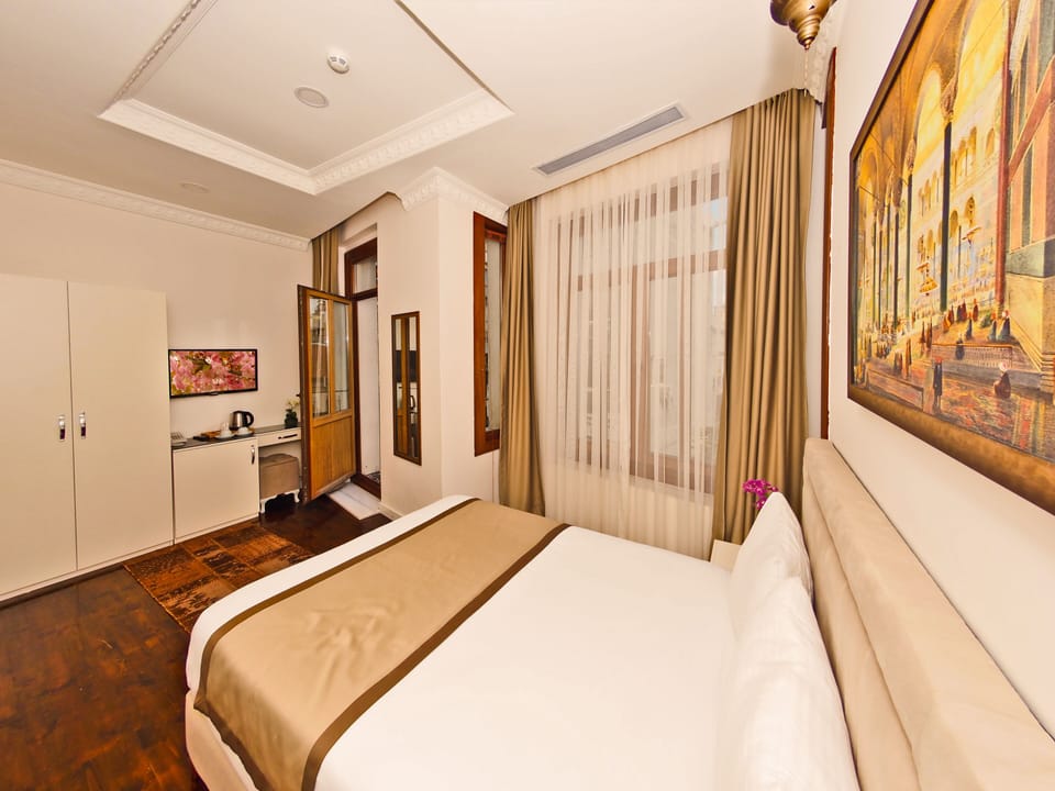 Superior Double Room, Lanai | Minibar, in-room safe, soundproofing, WiFi (free)